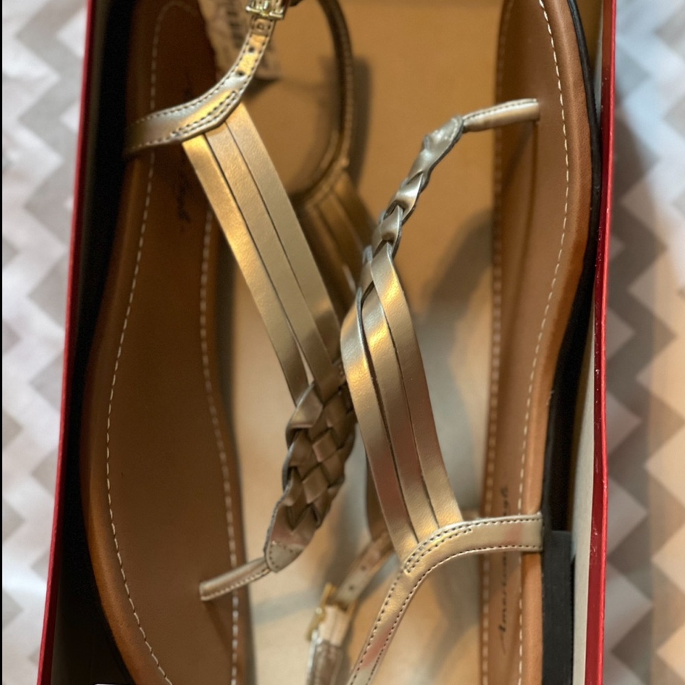 American Eagle women’s sandals